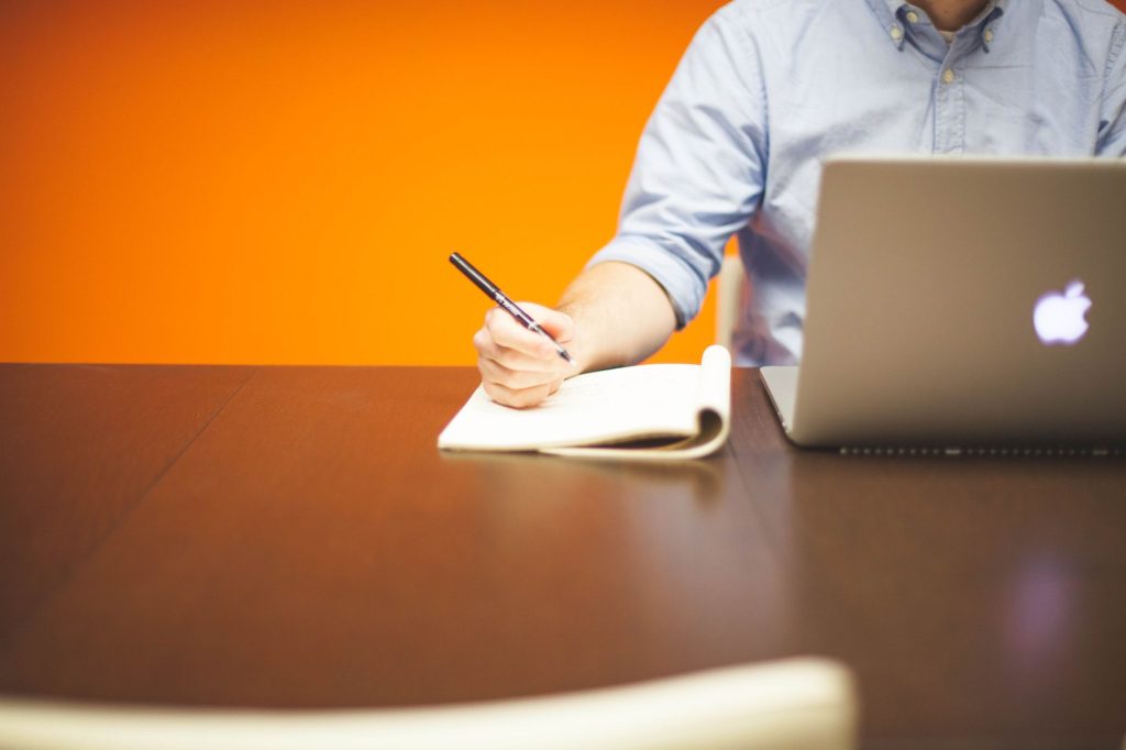 Entrepreneur travaillant sur le lancement de sa formation en ligne