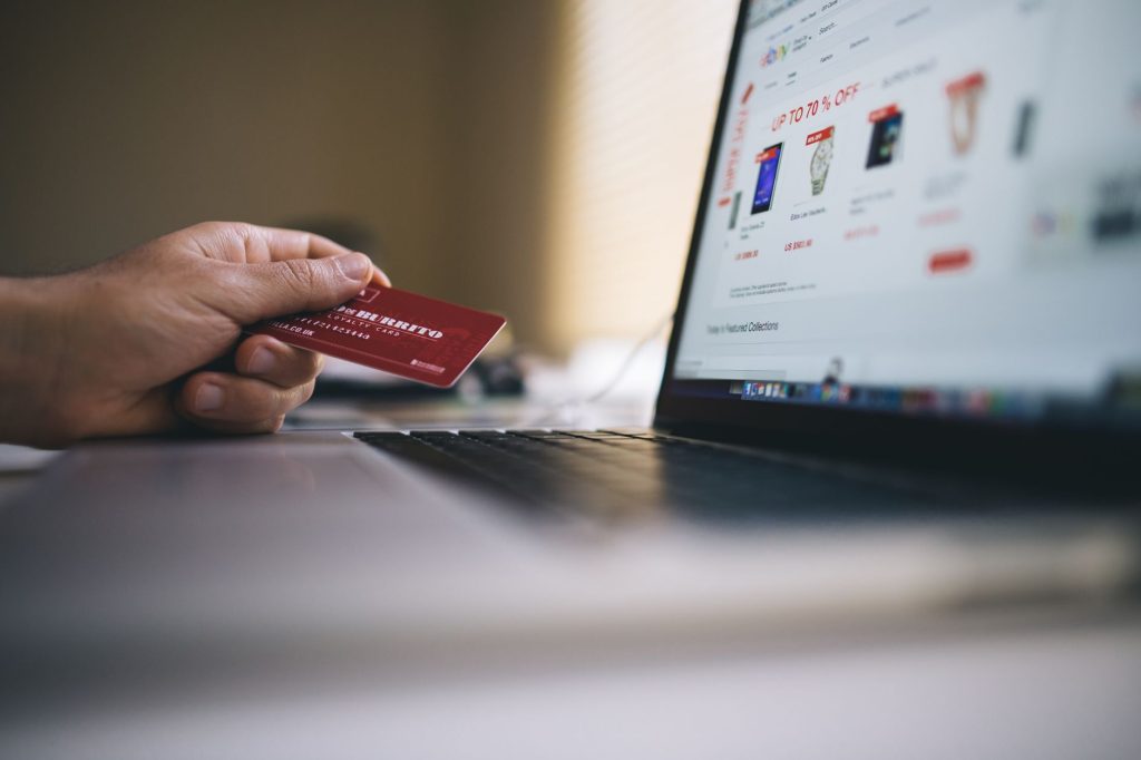 Achat en ligne sur un site e-commerce, panier et paiement