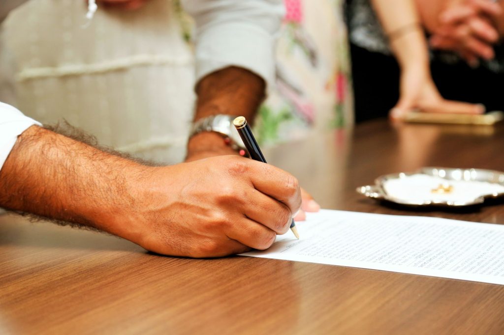 Signature des actes de succession chez le notaire pour un bien immobilier hérité