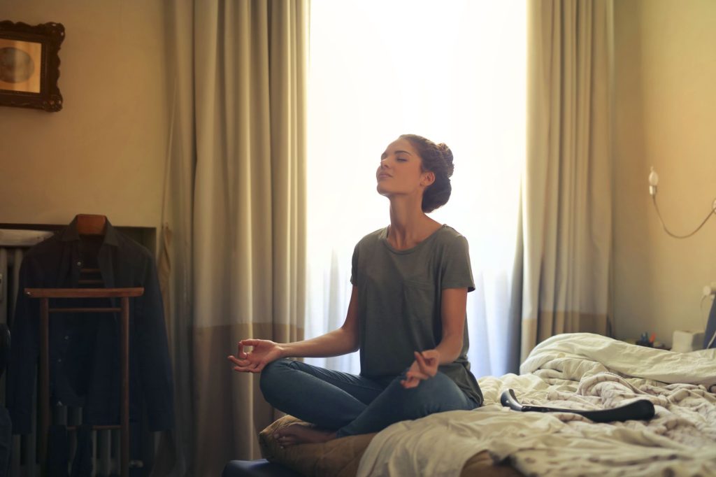 Femme détendue pratiquant la relaxation pour apaiser le stress et le côlon irritable