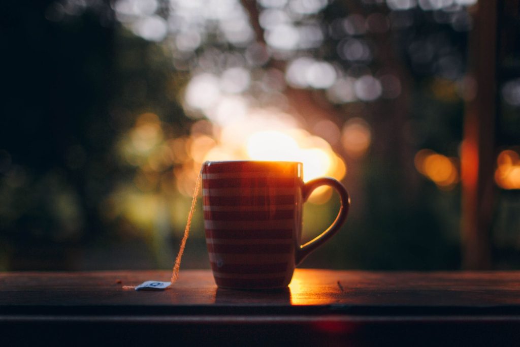 Rituel du soir apaisant avec une infusion