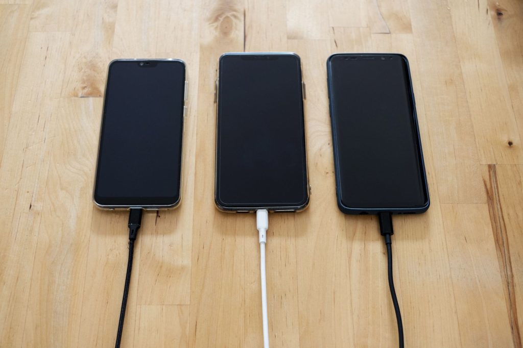 Smartphone en cours de recharge avec son cable, a tenir a l ombre en cas de canicule