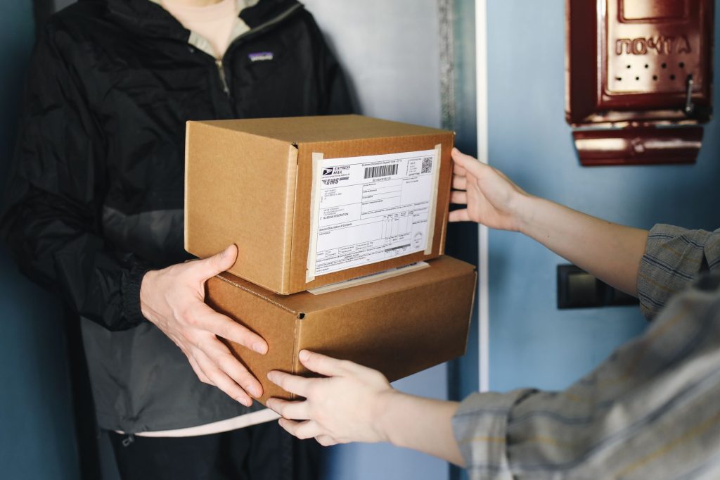 Colis et cartons d'expédition prêts pour la livraison en dropshipping