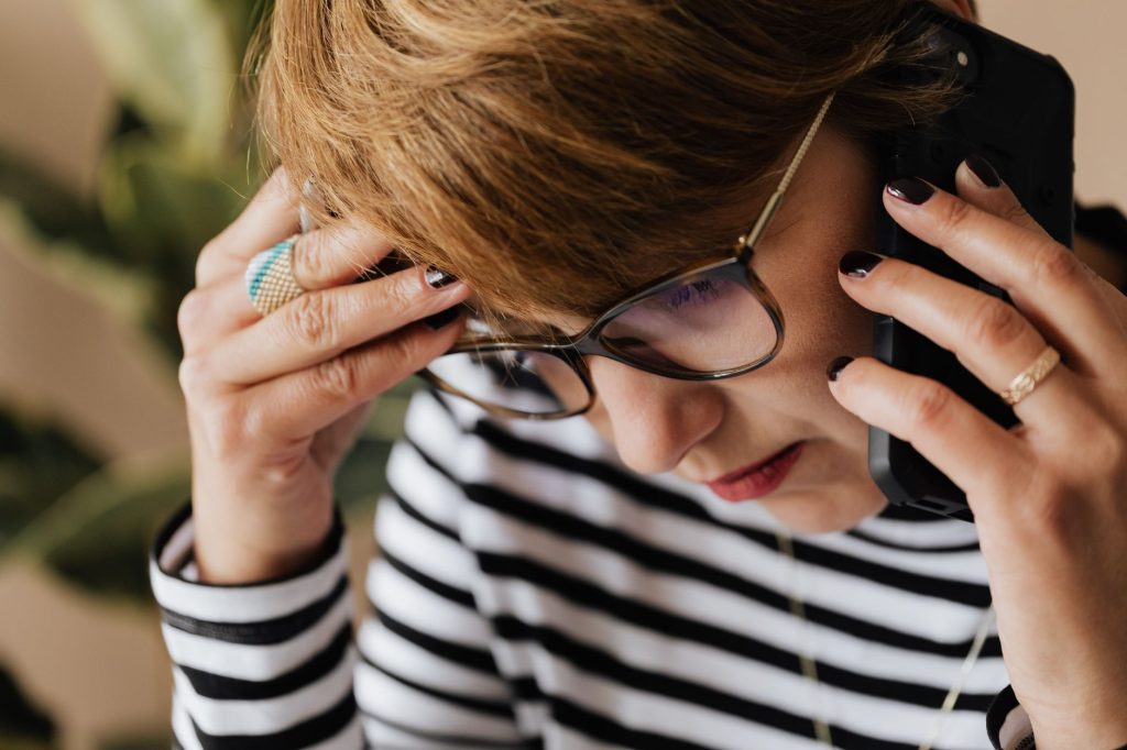 Femme inquiète lisant un message suspect sur son téléphone