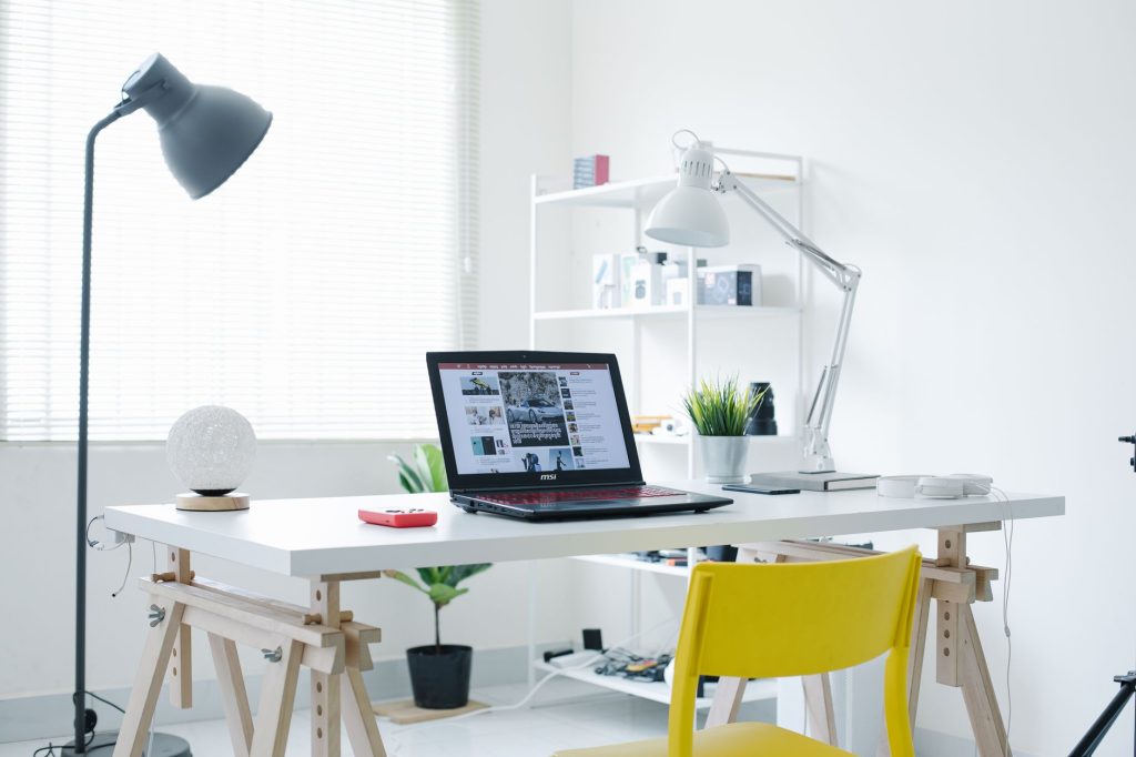 Lampe de luminothérapie posée sur un bureau