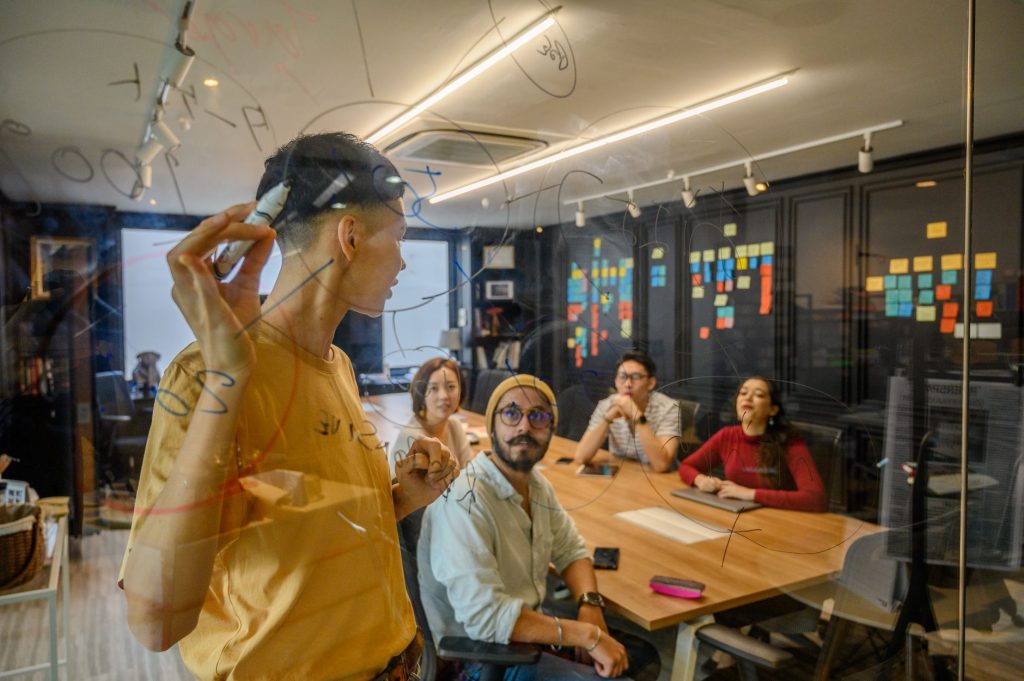 Entrepreneurs en réunion de stratégie autour d'un projet