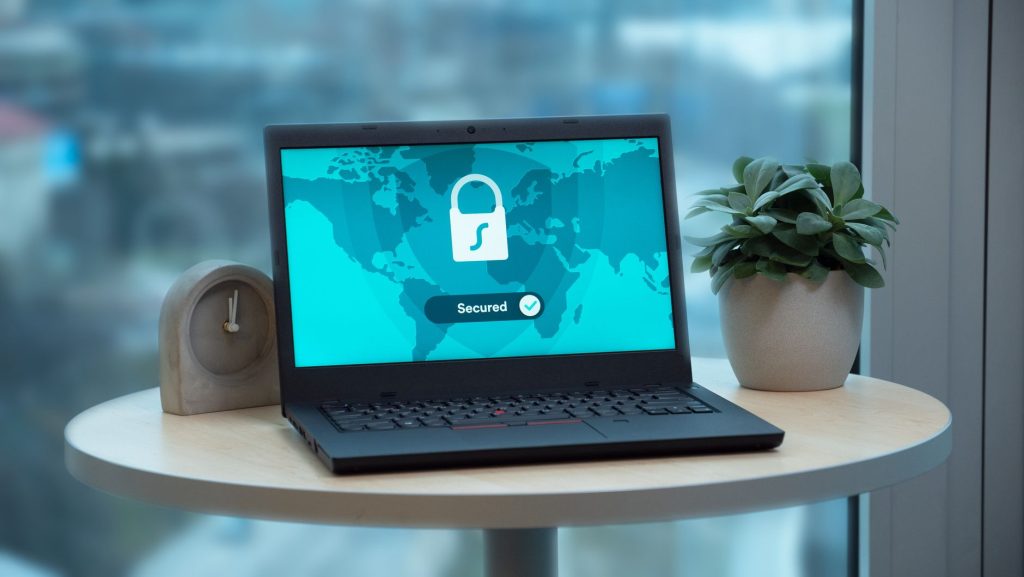 Personne sécurisant ses données sur un ordinateur portable