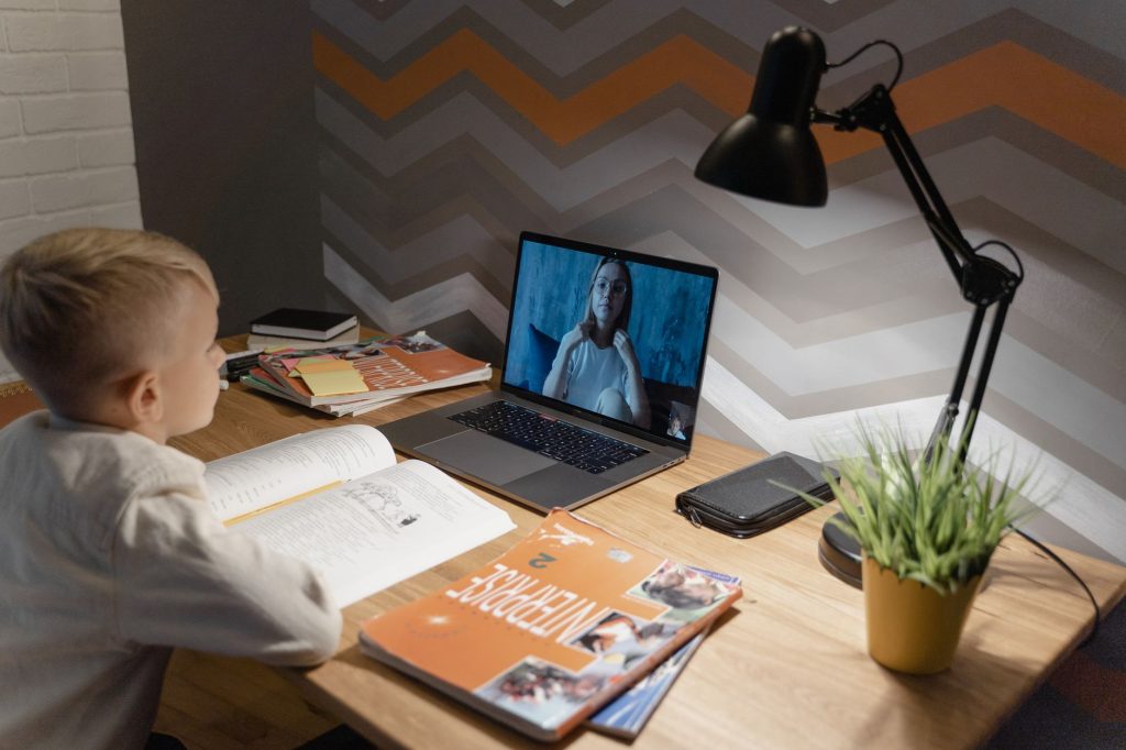 Apprenant suivant une formation en ligne sur son ordinateur portable