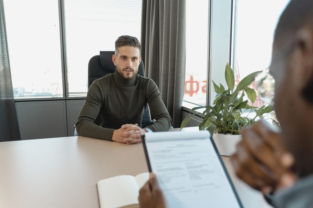 Entretien de recrutement entre une candidate et une recruteuse dans un bureau lumineux