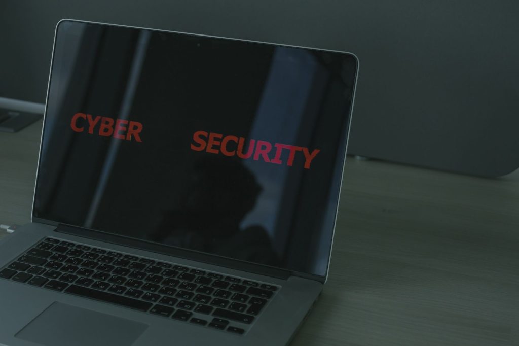 Ordinateur portable et sécurité informatique pour se protéger des arnaques