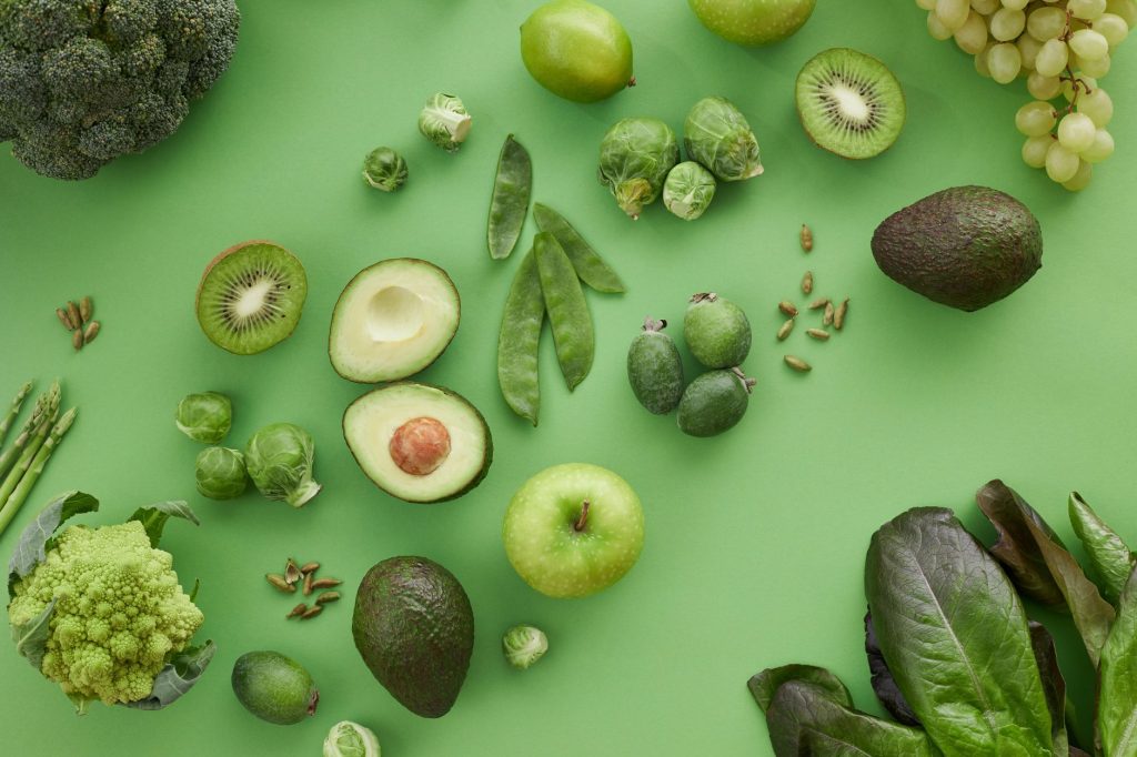 Assiette colorée de légumes et de fruits riches en fibres pour apaiser le côlon irritable