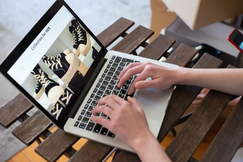 Entrepreneur configurant sa boutique en ligne sur un ordinateur portable