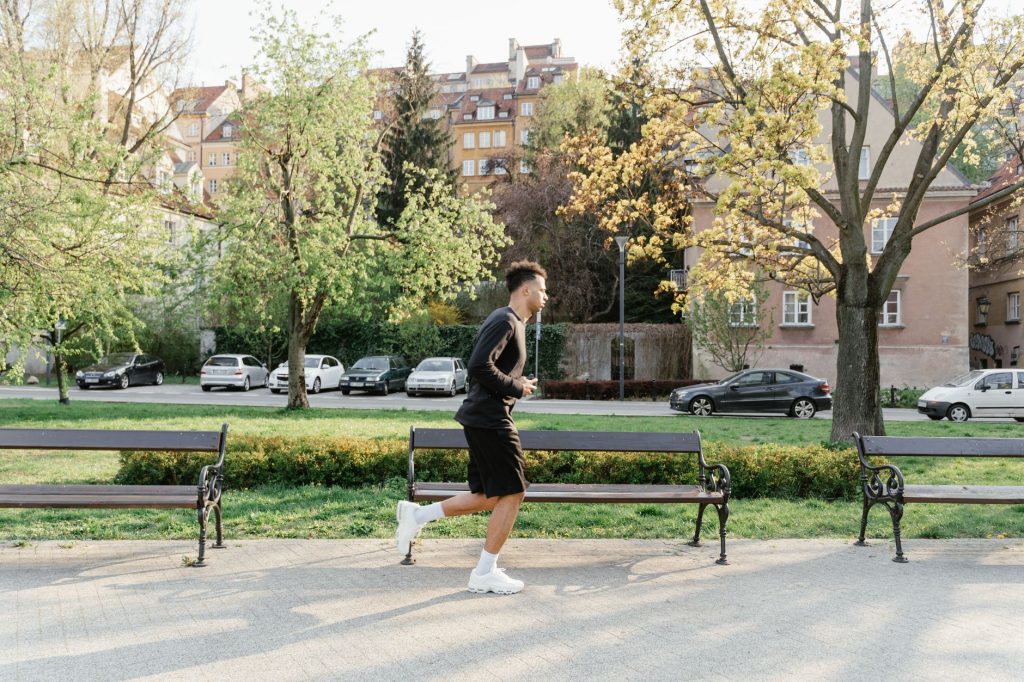 Personne courant en extérieur dans un parc pour réduire le stress
