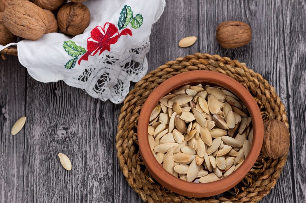 Graines de courge, amandes et aliments naturellement riches en magnésium