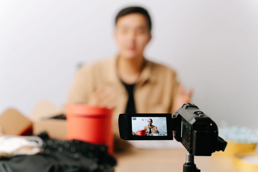 Créateur filmant les vidéos de sa formation en ligne