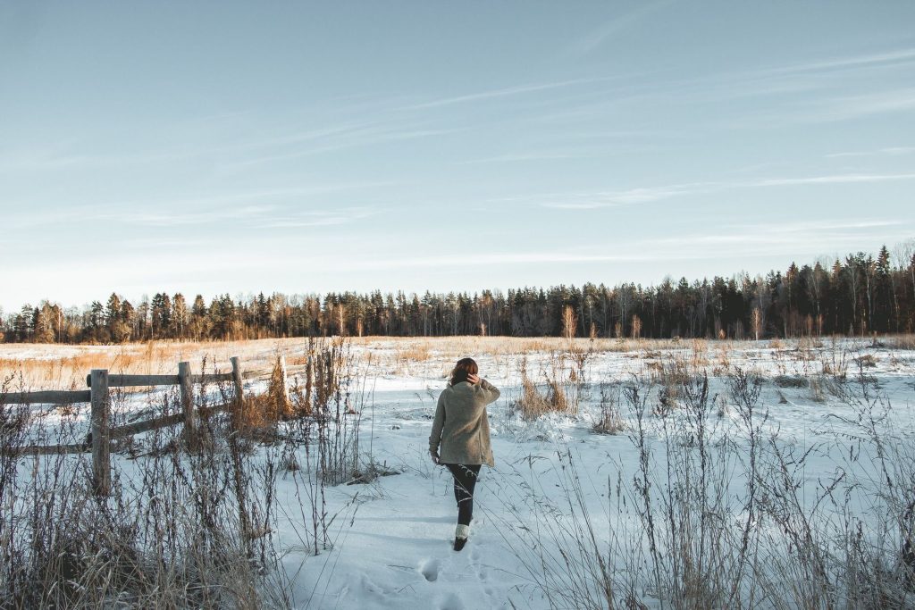 Marche en extérieur dans la nature en hiver