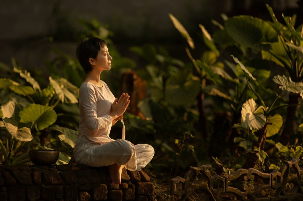 Personne pratiquant la méditation le matin