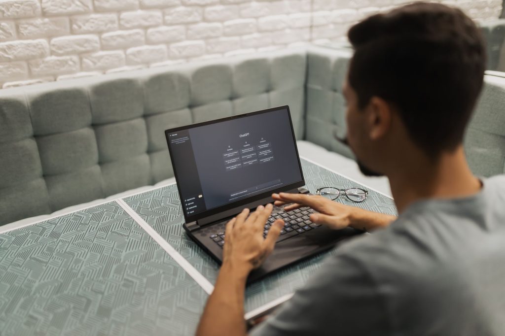 Intelligence artificielle et outils no-code affiches sur un ordinateur