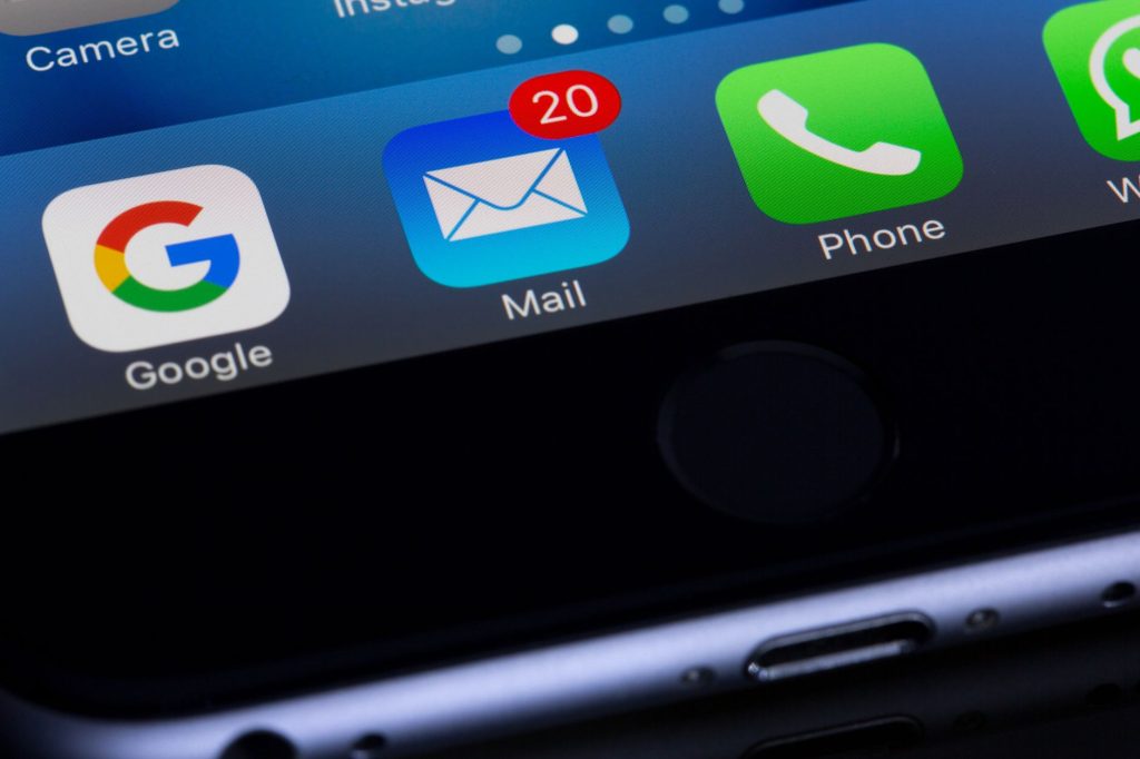Smartphone affichant un message de phishing reçu par SMS