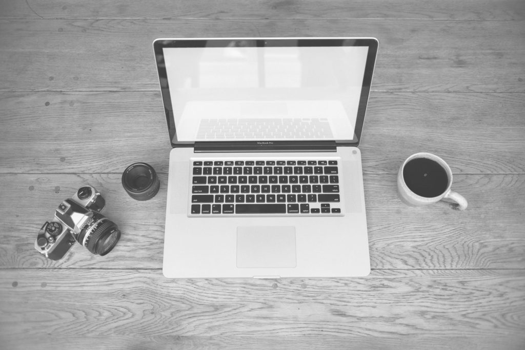 Ordinateur portable et symboles de stockage cloud posés sur un bureau