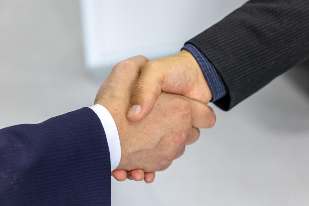 Entrepreneurs échangeant sur la stratégie de développement de leur activité