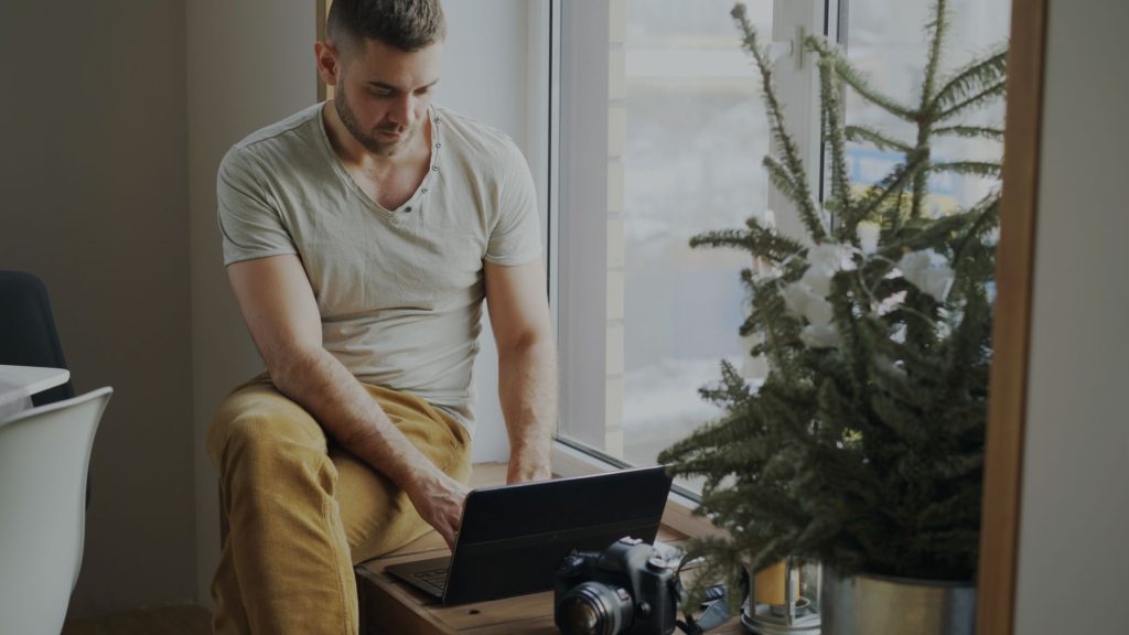 Freelance travaillant depuis son bureau à domicile sous le statut micro-entreprise