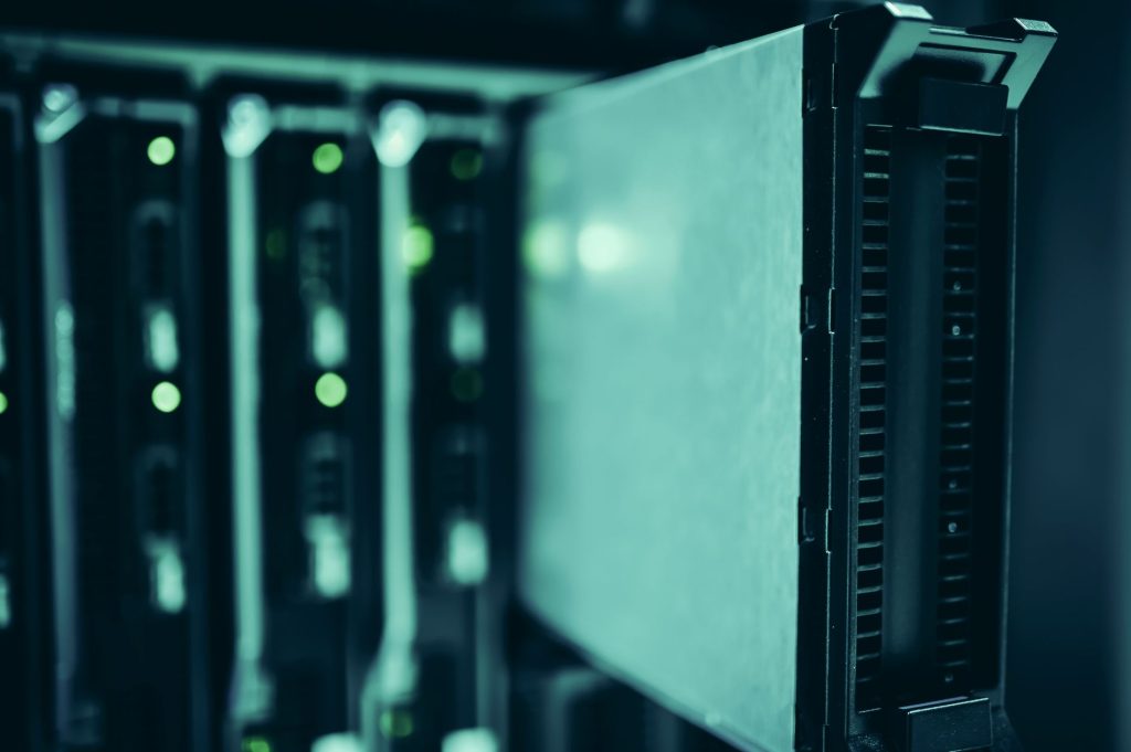Salle de serveurs informatiques hébergeant des données en ligne