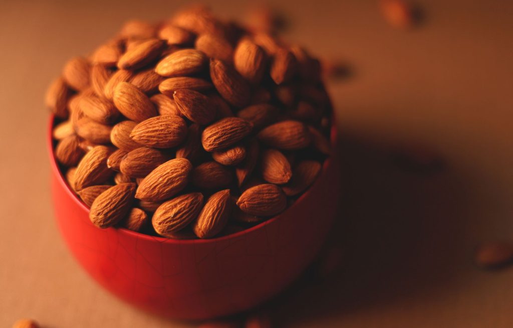 Bol d'amandes, source naturelle de magnésium
