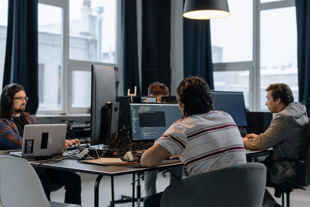 Equipe d entrepreneurs construisant un produit no-code sur ordinateur portable