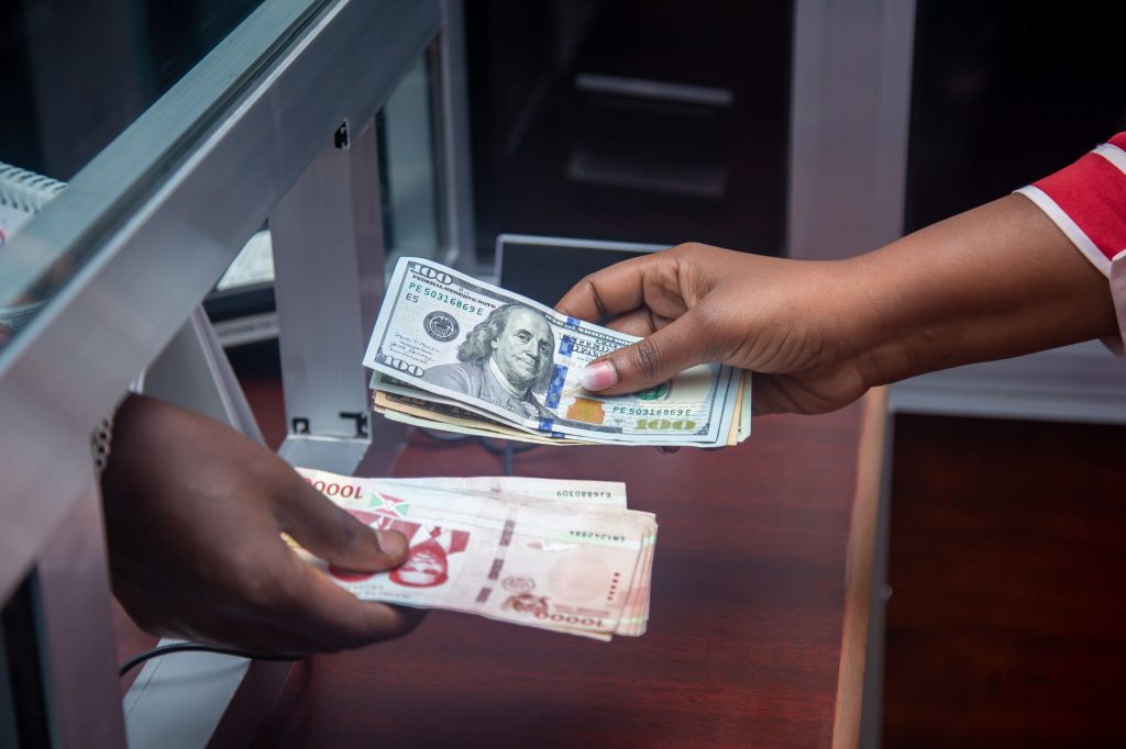 Conseiller bancaire recevant un client pour l'ouverture d'un livret d'épargne