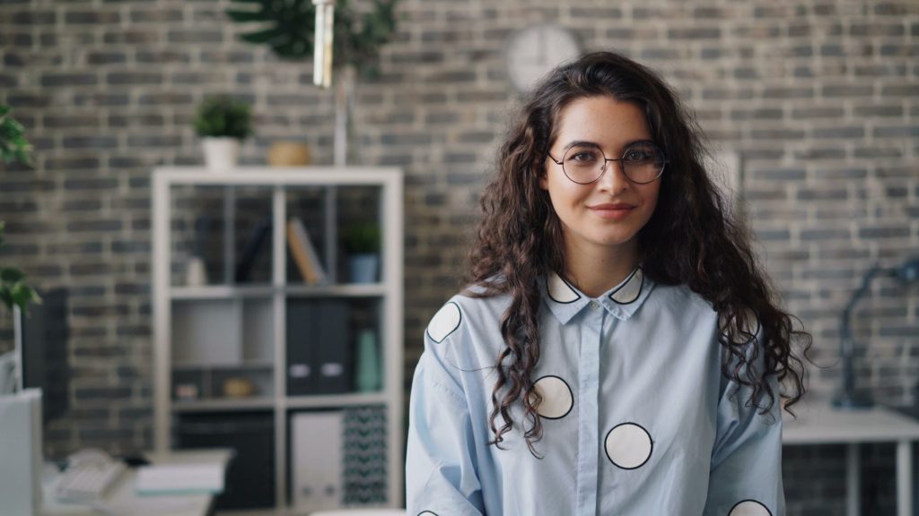 Professionnelle confiante dans son espace de travail
