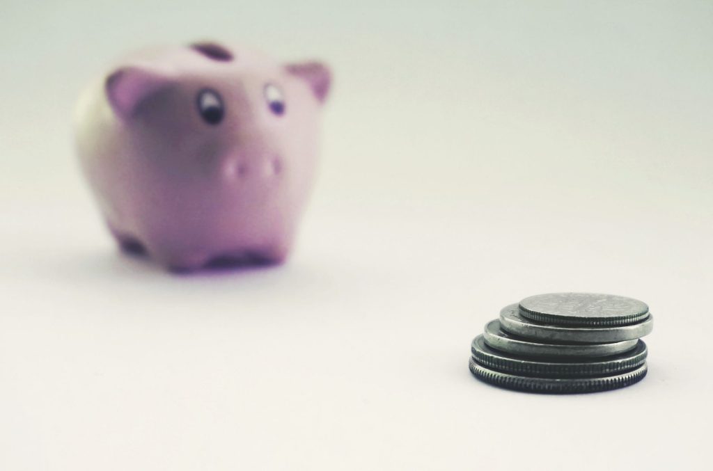 Tirelire cochon et pièces de monnaie symbolisant l'épargne régulière et le long terme