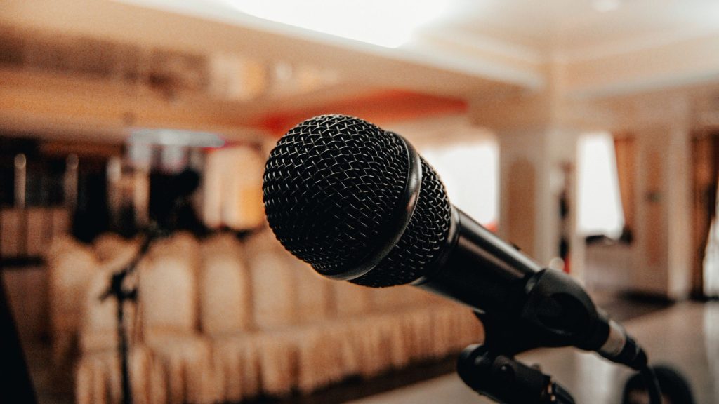 Intervenant prenant la parole devant un public lors d'une conférence