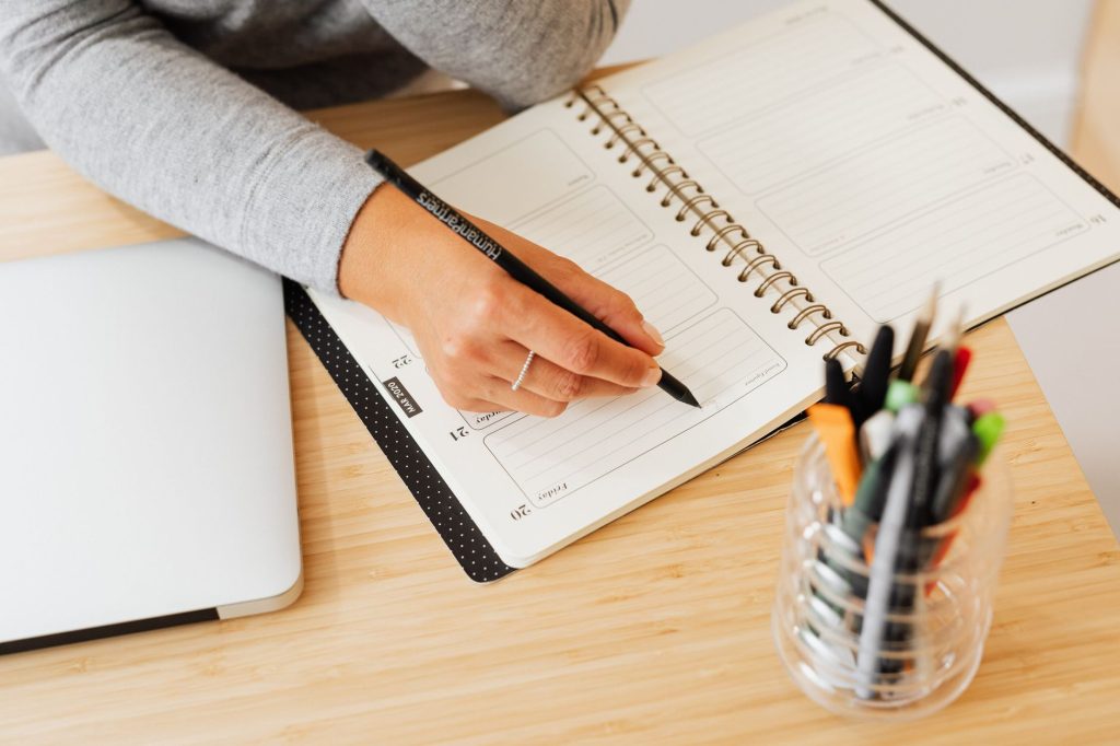 Plan de lancement d un side business noté dans un carnet posé sur un bureau