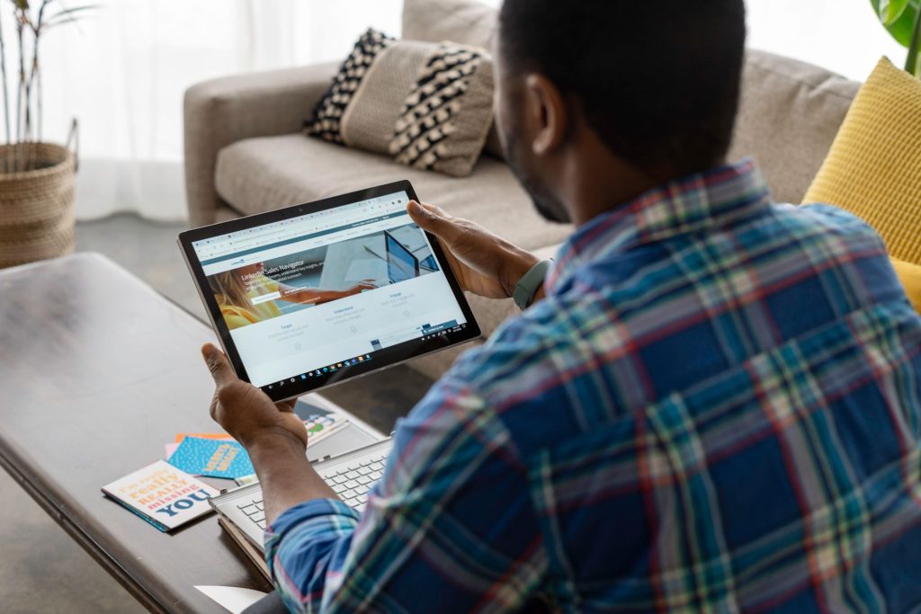 Professionnel travaillant sur un ordinateur portable pour entretenir son réseau en ligne