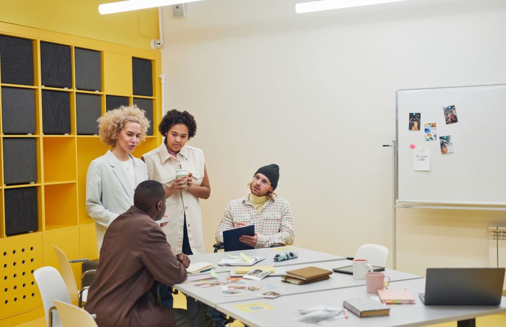 Équipe de travail échangeant autour d'un projet en open space