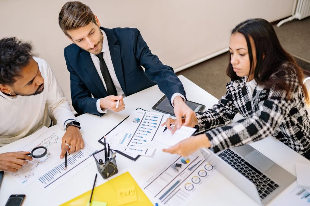 Équipe commerciale analysant ses indicateurs de performance en réunion