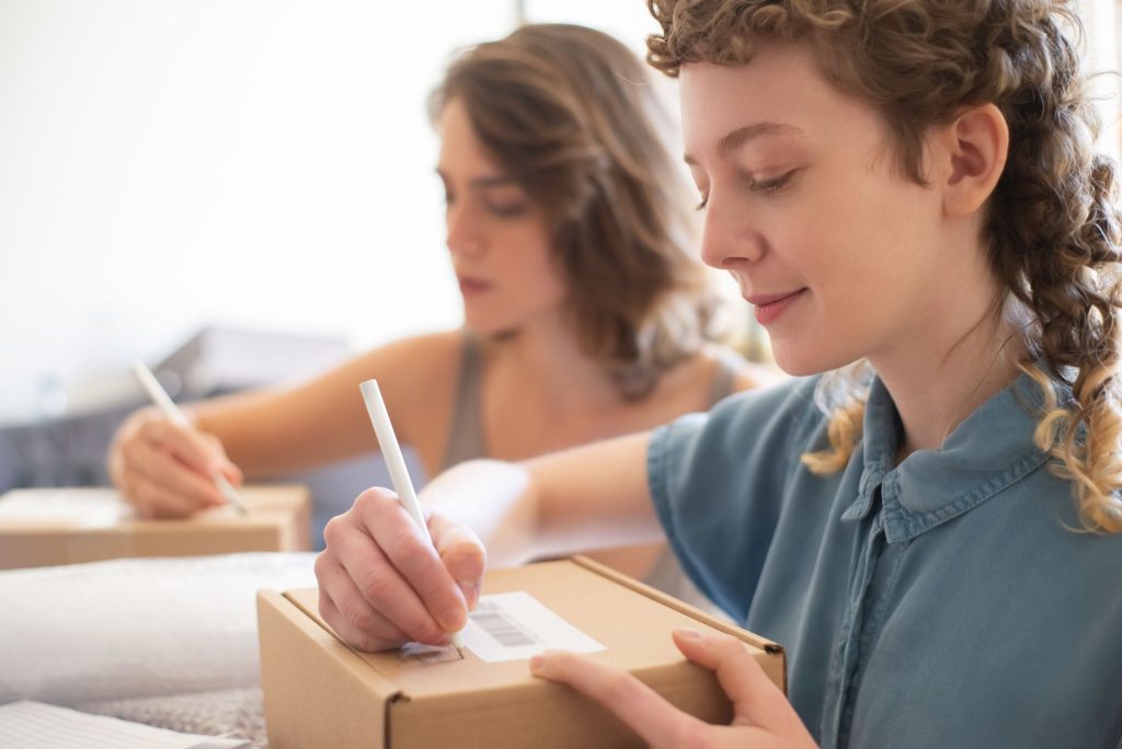 Entrepreneur préparant des colis pour sa boutique en ligne