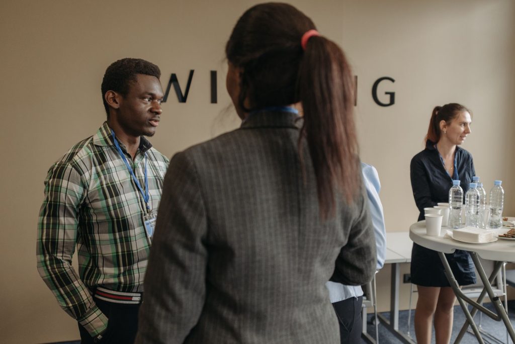 Professionnels échangeant lors d'un événement de networking