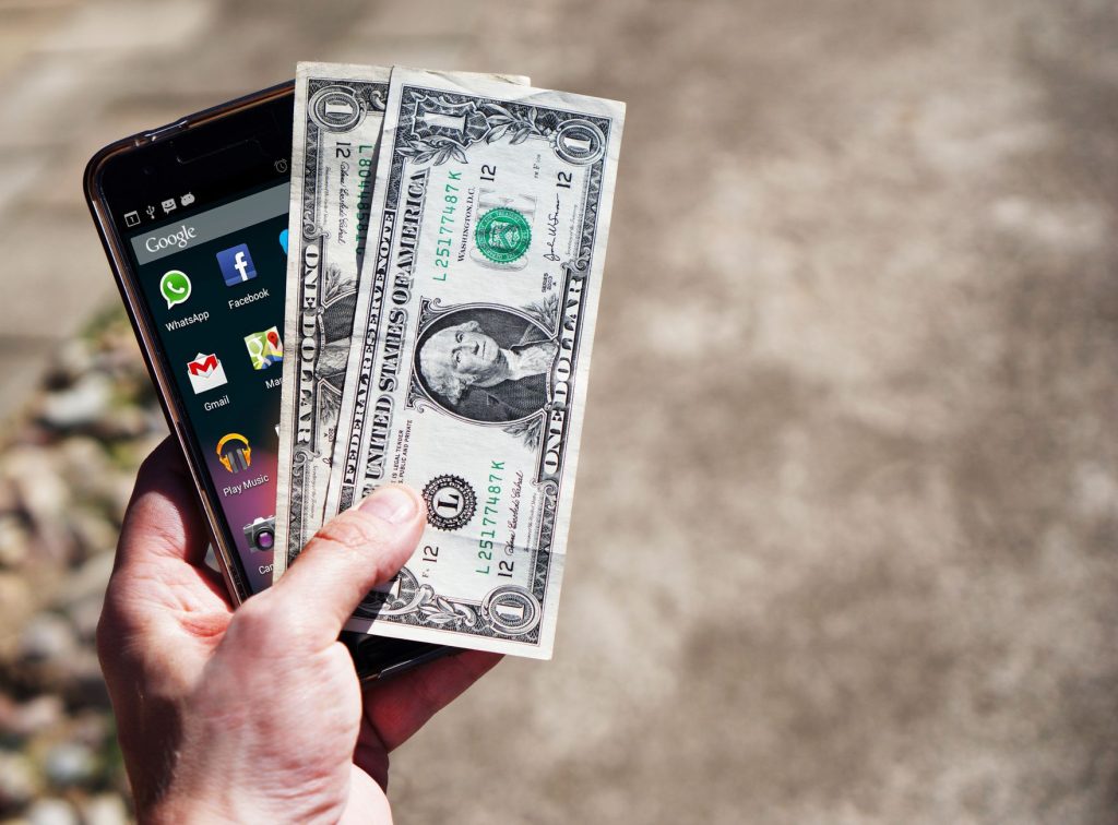 Application bancaire sur smartphone et billets : la gestion de l’argent au quotidien
