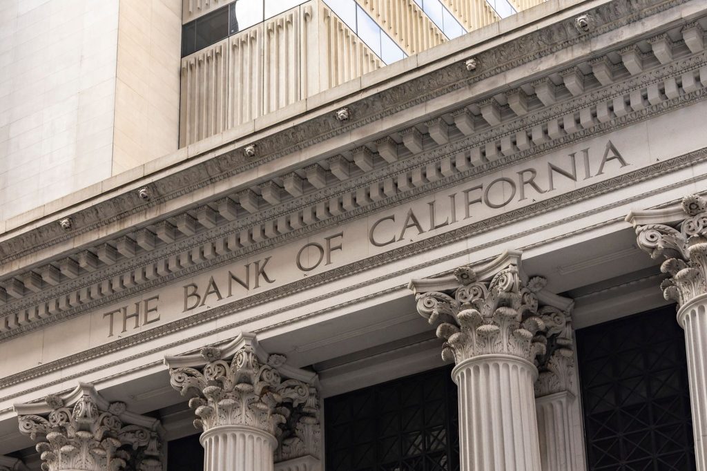 Façade d’une agence bancaire traditionnelle